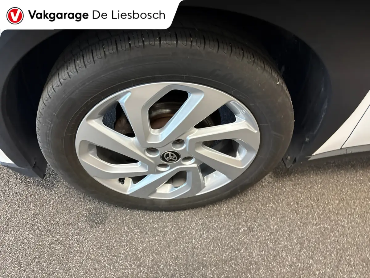 1.0 VVT-i MT Play /clima/stoelverw / camera/cruisec /pdc/apple/boeken