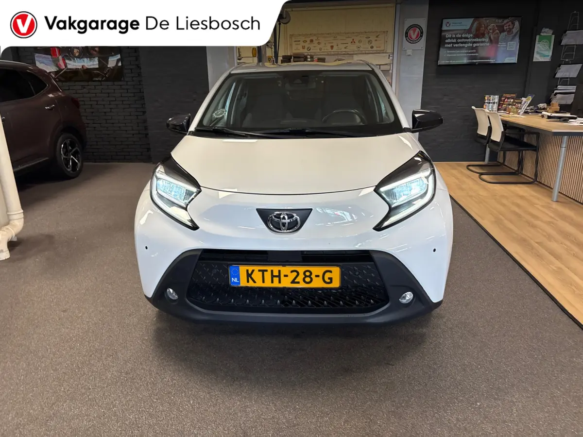 1.0 VVT-i MT Play /clima/stoelverw / camera/cruisec /pdc/apple/boeken