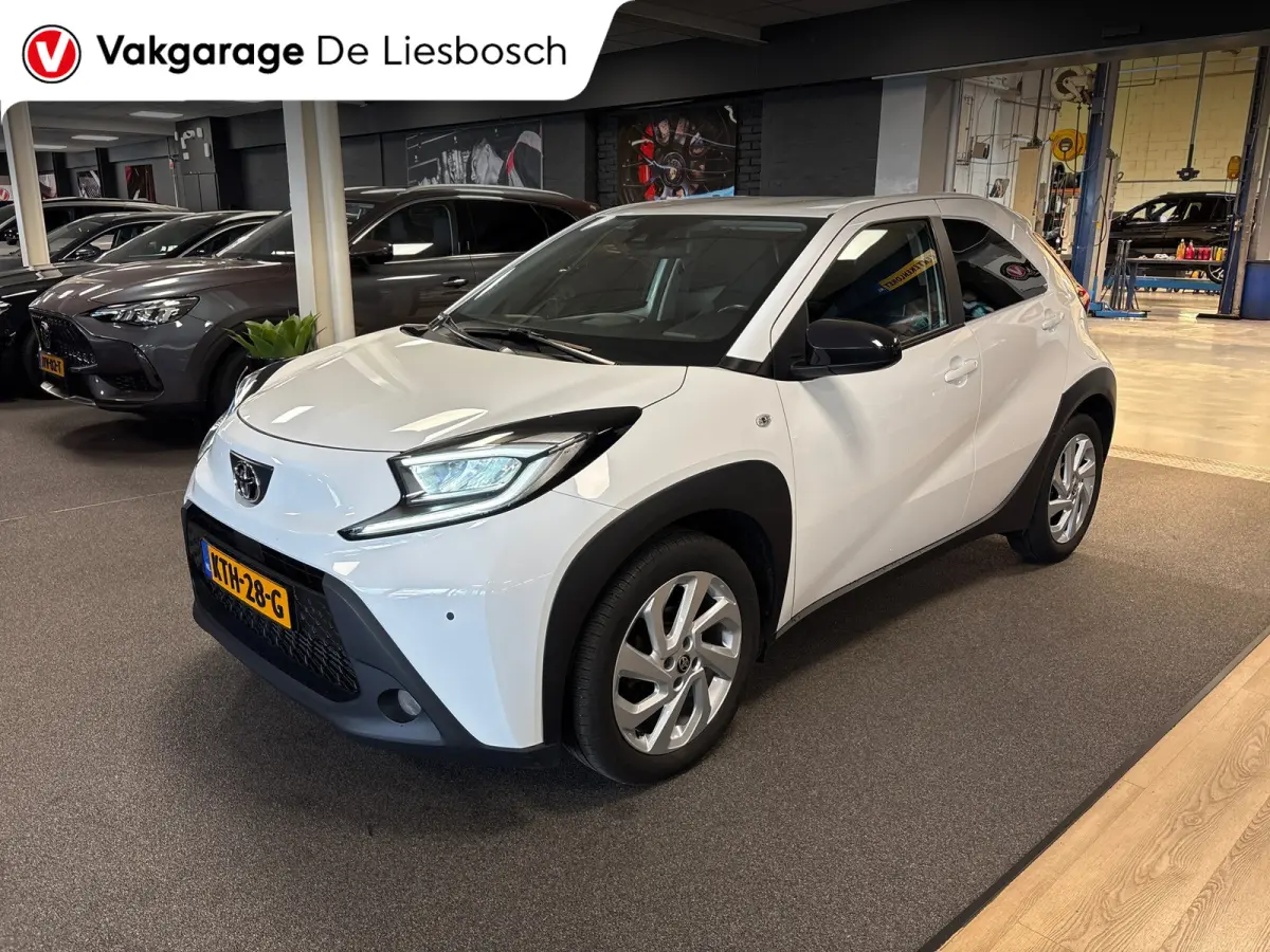 1.0 VVT-i MT Play /clima/stoelverw / camera/cruisec /pdc/apple/boeken