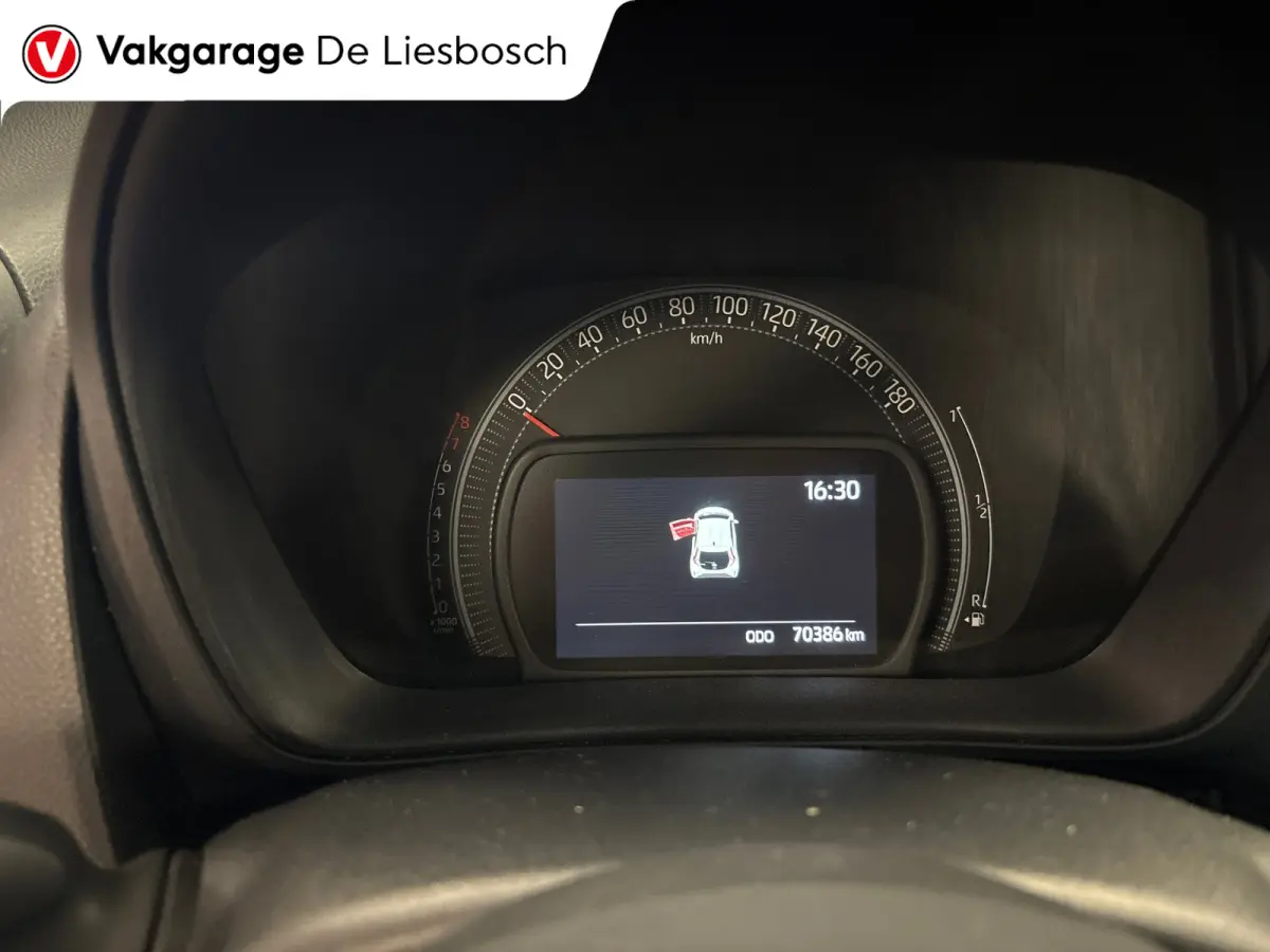 1.0 VVT-i MT Play /clima/stoelverw / camera/cruisec /pdc/apple/boeken