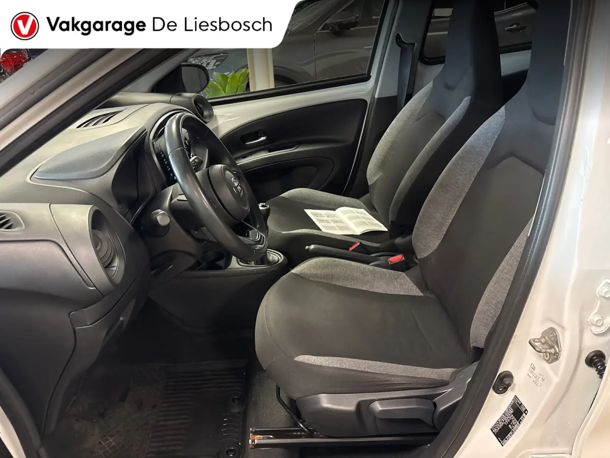 1.0 VVT-i MT Play /clima/stoelverw / camera/cruisec /pdc/apple/boeken