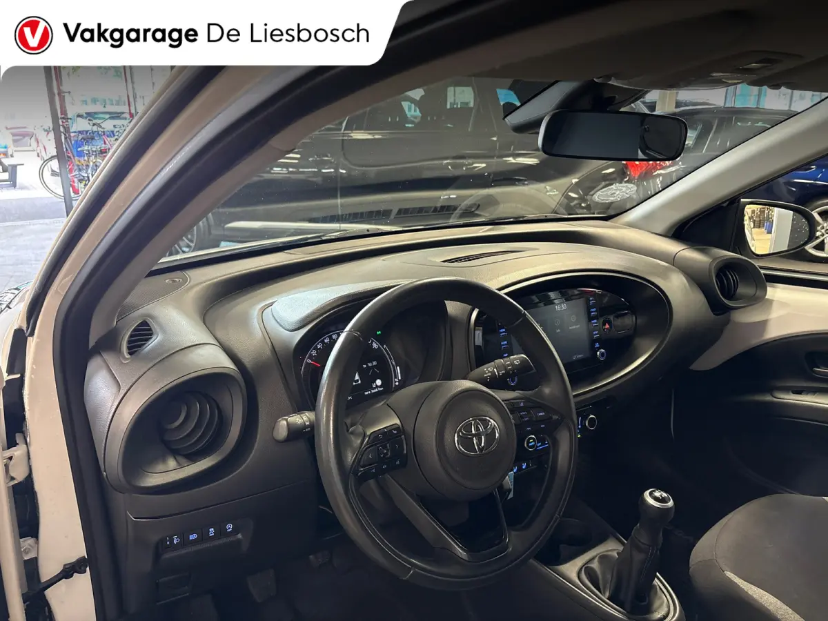 1.0 VVT-i MT Play /clima/stoelverw / camera/cruisec /pdc/apple/boeken