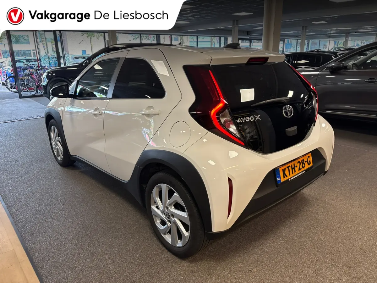1.0 VVT-i MT Play /clima/stoelverw / camera/cruisec /pdc/apple/boeken