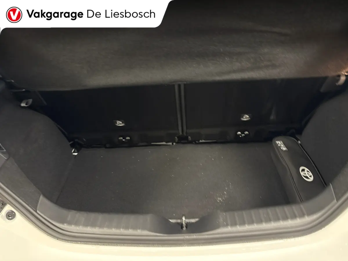 1.0 VVT-i MT Play /clima/stoelverw / camera/cruisec /pdc/apple/boeken