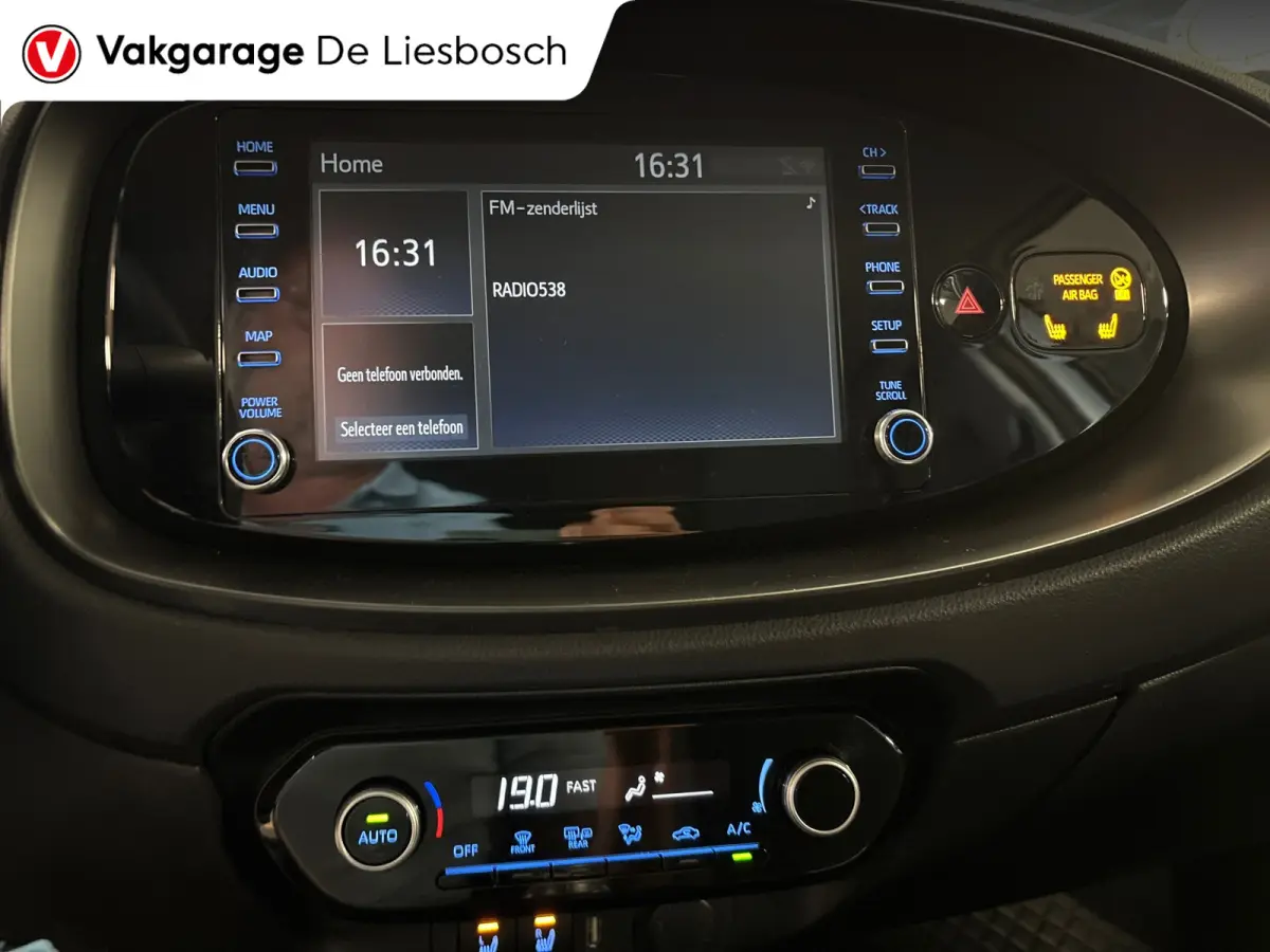 1.0 VVT-i MT Play /clima/stoelverw / camera/cruisec /pdc/apple/boeken