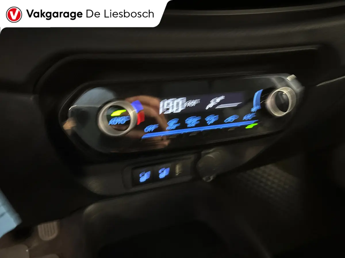 1.0 VVT-i MT Play /clima/stoelverw / camera/cruisec /pdc/apple/boeken