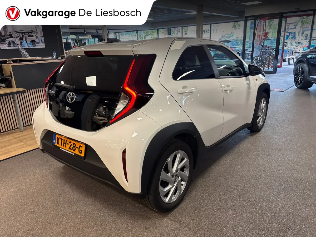 1.0 VVT-i MT Play /clima/stoelverw / camera/cruisec /pdc/apple/boeken