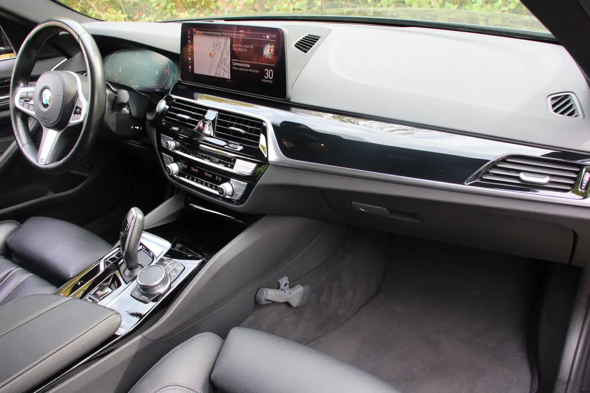 520i Business Edition Plus | NL-AUTO! | 1E EIGENAAR! | M-SPORT | CAMERA | CRUISE | STOELVERWARMING | ELEKTR. STOEL INCL. MEMORY | LEDER | ELEKTR. STUUR