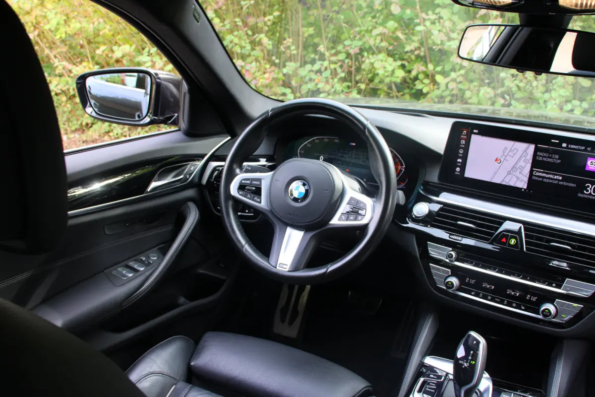 520i Business Edition Plus | NL-AUTO! | 1E EIGENAAR! | M-SPORT | CAMERA | CRUISE | STOELVERWARMING | ELEKTR. STOEL INCL. MEMORY | LEDER | ELEKTR. STUUR