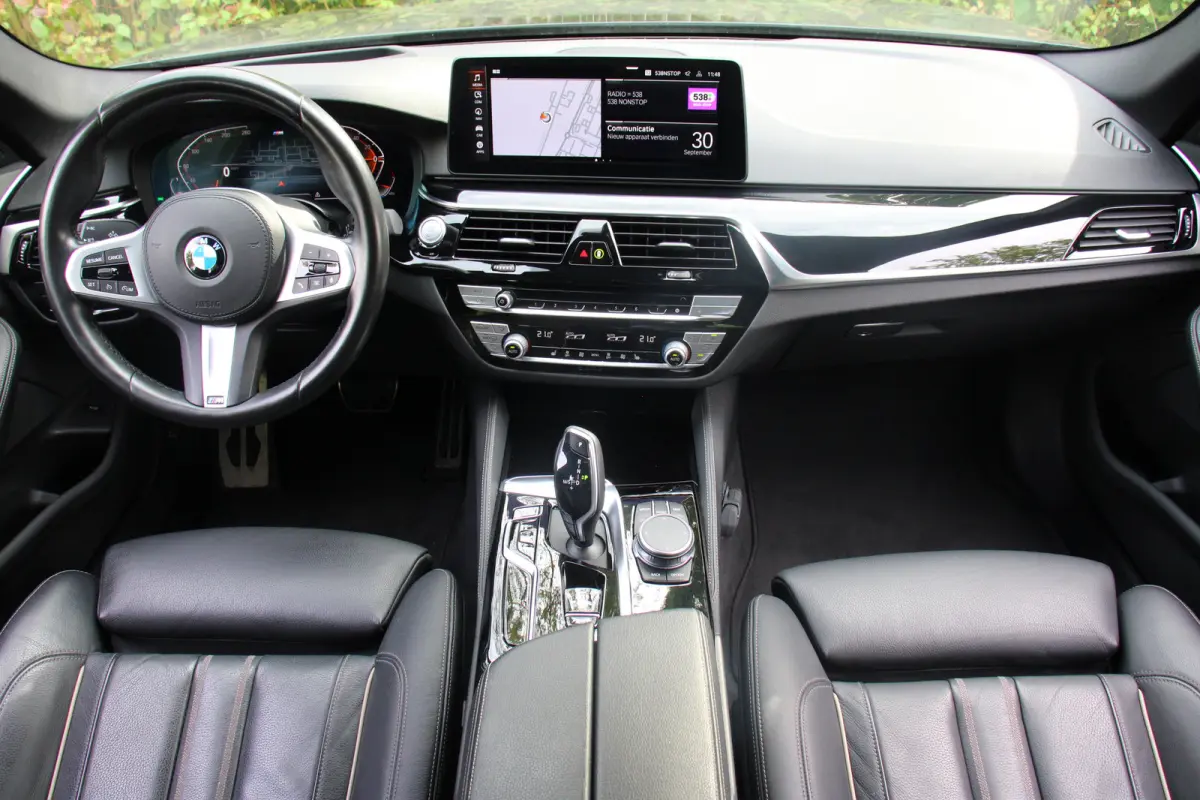 520i Business Edition Plus | NL-AUTO! | 1E EIGENAAR! | M-SPORT | CAMERA | CRUISE | STOELVERWARMING | ELEKTR. STOEL INCL. MEMORY | LEDER | ELEKTR. STUUR