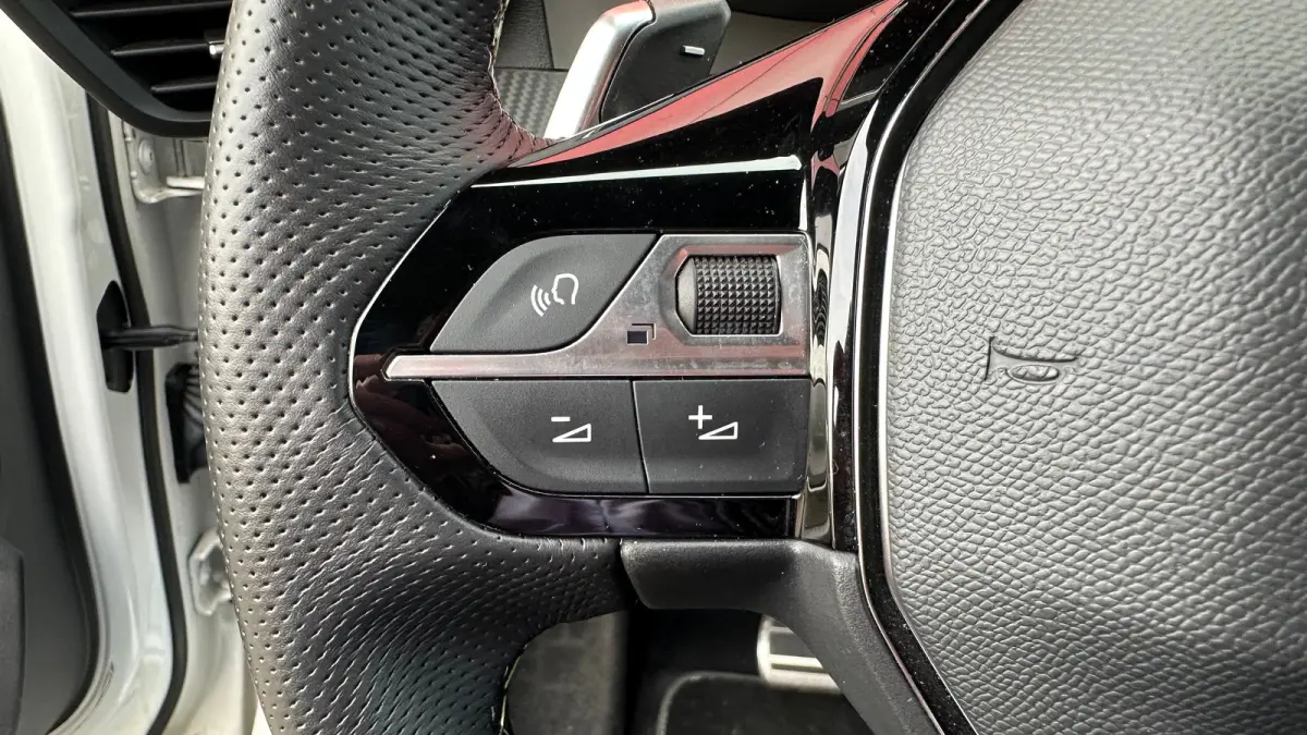 1.2 PureTech GT Pack | Apple Carplay / Android Auto | Focal geluid | Navigatie | Stoelverwarming | Adaptieve Cruise | Alcantara bekleding | Achterbank in delen neerklapbaar | Achteruitrijcam