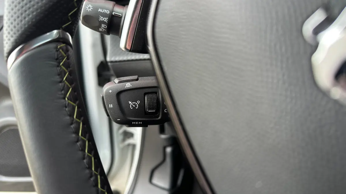 1.2 PureTech GT Pack | Apple Carplay / Android Auto | Focal geluid | Navigatie | Stoelverwarming | Adaptieve Cruise | Alcantara bekleding | Achterbank in delen neerklapbaar | Achteruitrijcam