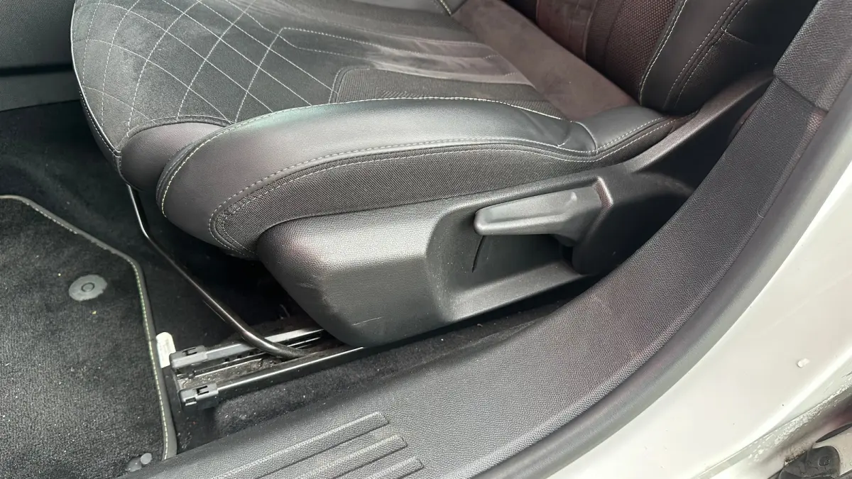 1.2 PureTech GT Pack | Apple Carplay / Android Auto | Focal geluid | Navigatie | Stoelverwarming | Adaptieve Cruise | Alcantara bekleding | Achterbank in delen neerklapbaar | Achteruitrijcam