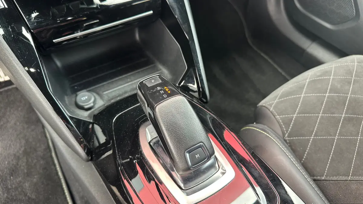 1.2 PureTech GT Pack | Apple Carplay / Android Auto | Focal geluid | Navigatie | Stoelverwarming | Adaptieve Cruise | Alcantara bekleding | Achterbank in delen neerklapbaar | Achteruitrijcam