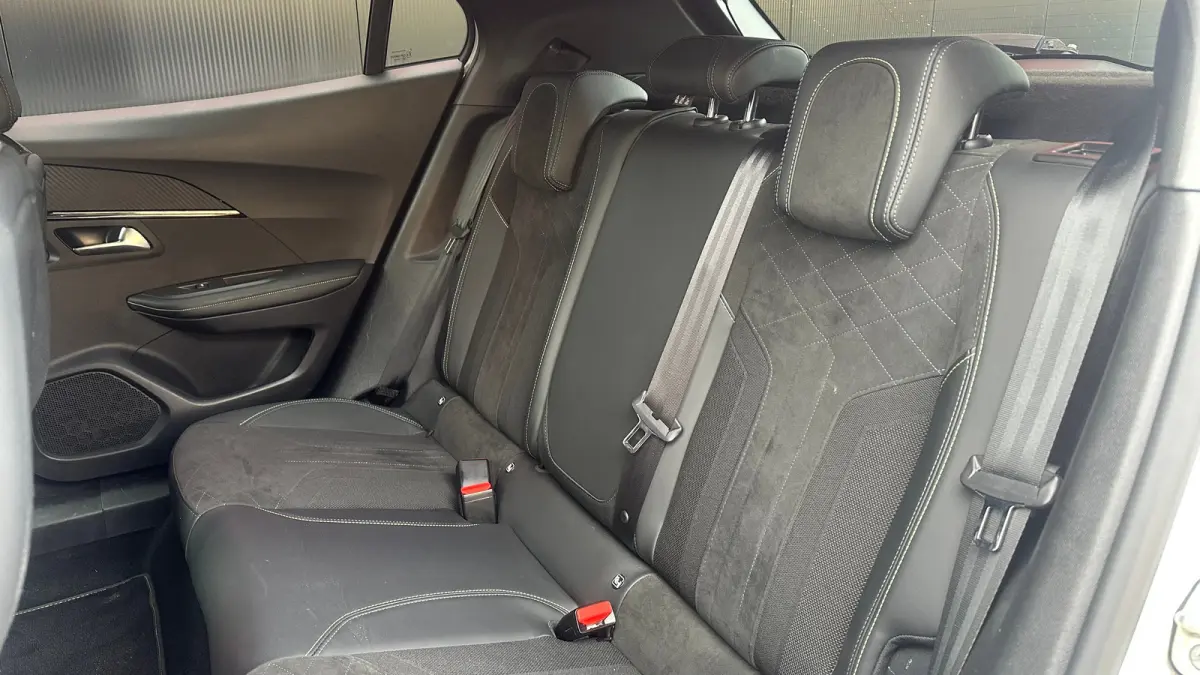 1.2 PureTech GT Pack | Apple Carplay / Android Auto | Focal geluid | Navigatie | Stoelverwarming | Adaptieve Cruise | Alcantara bekleding | Achterbank in delen neerklapbaar | Achteruitrijcam
