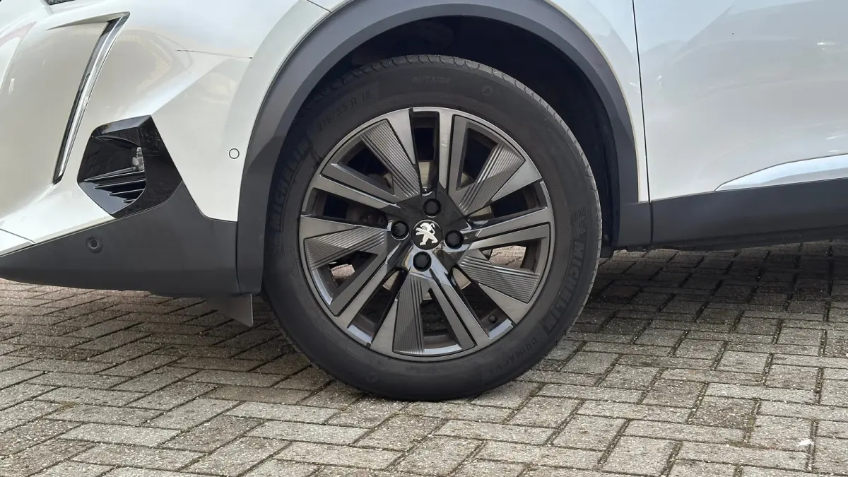 1.2 PureTech GT Pack | Apple Carplay / Android Auto | Focal geluid | Navigatie | Stoelverwarming | Adaptieve Cruise | Alcantara bekleding | Achterbank in delen neerklapbaar | Achteruitrijcam