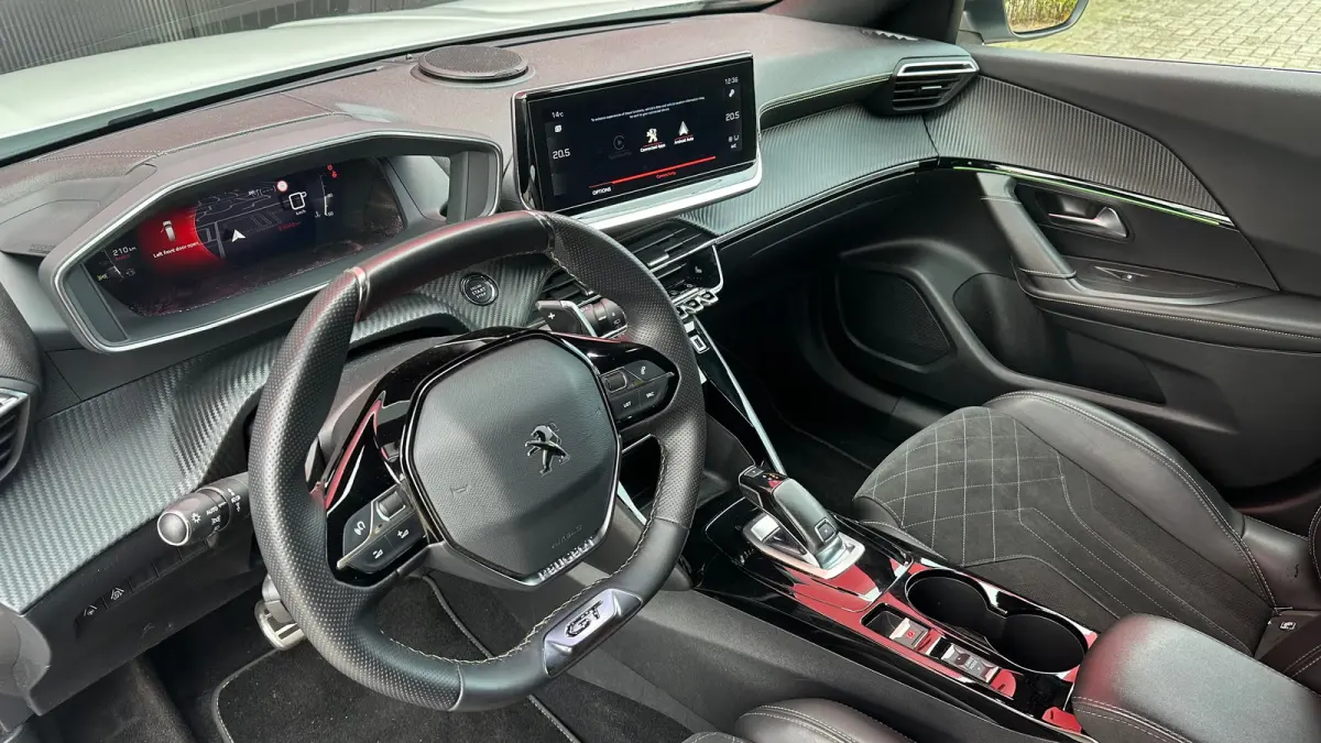 1.2 PureTech GT Pack | Apple Carplay / Android Auto | Focal geluid | Navigatie | Stoelverwarming | Adaptieve Cruise | Alcantara bekleding | Achterbank in delen neerklapbaar | Achteruitrijcam