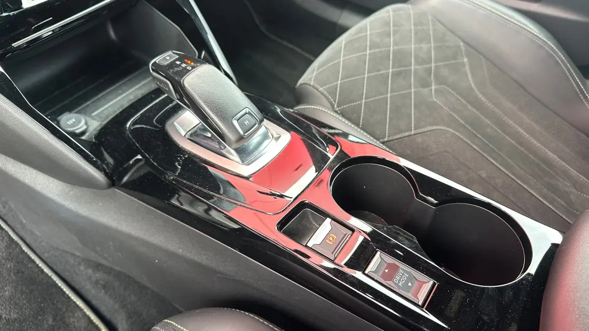 1.2 PureTech GT Pack | Apple Carplay / Android Auto | Focal geluid | Navigatie | Stoelverwarming | Adaptieve Cruise | Alcantara bekleding | Achterbank in delen neerklapbaar | Achteruitrijcam