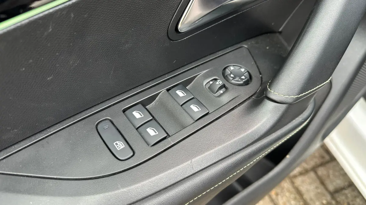 1.2 PureTech GT Pack | Apple Carplay / Android Auto | Focal geluid | Navigatie | Stoelverwarming | Adaptieve Cruise | Alcantara bekleding | Achterbank in delen neerklapbaar | Achteruitrijcam
