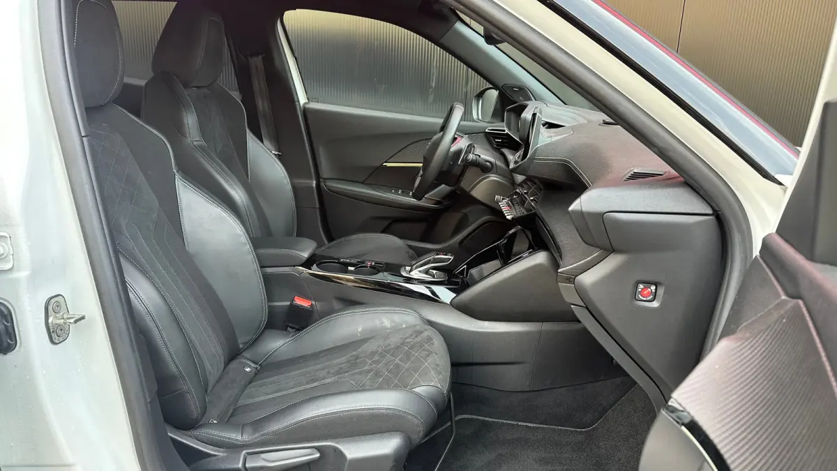 1.2 PureTech GT Pack | Apple Carplay / Android Auto | Focal geluid | Navigatie | Stoelverwarming | Adaptieve Cruise | Alcantara bekleding | Achterbank in delen neerklapbaar | Achteruitrijcam