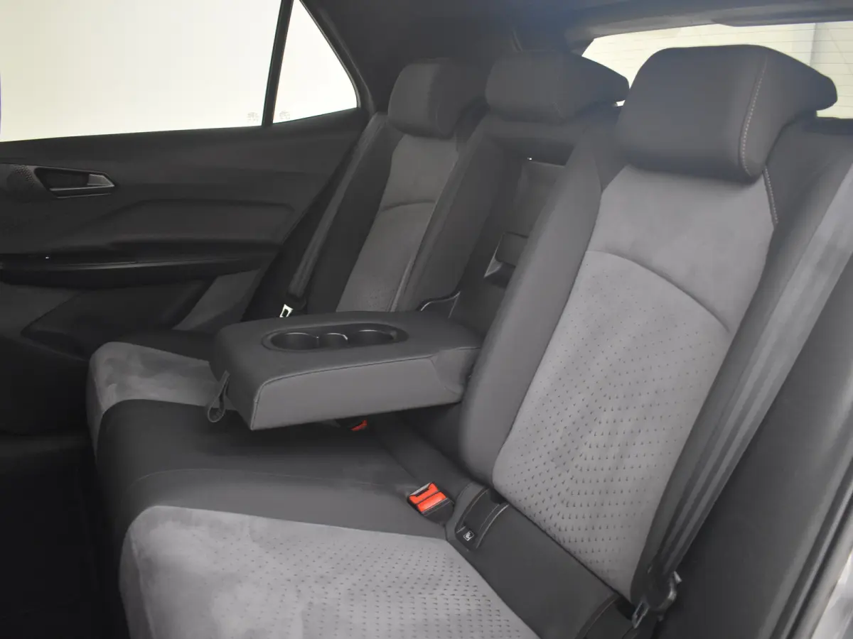 Impulse 62 kWh | Camera | Adapt Cr. Control | 94 % SoH | Stoel/stuurverw | Elekt. Verst. voorstoelen | Climate control | App connect | DAB | LED | 19"LMV