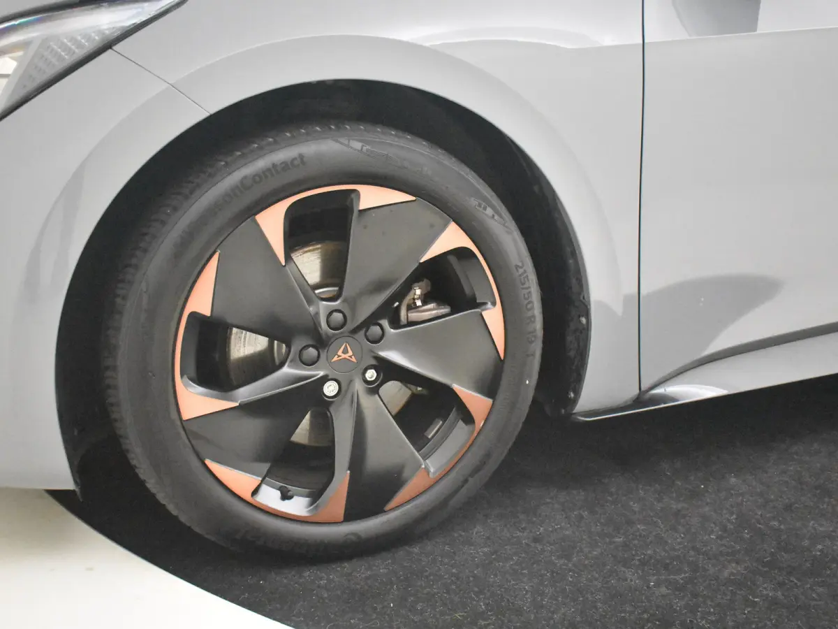 Impulse 62 kWh | Camera | Adapt Cr. Control | 94 % SoH | Stoel/stuurverw | Elekt. Verst. voorstoelen | Climate control | App connect | DAB | LED | 19"LMV