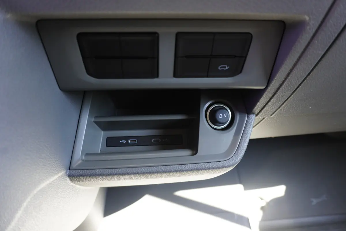 140pk Bakwagen 430x212x212 Laadklep Zijdeur 140pk Apple Carplay Cruise control