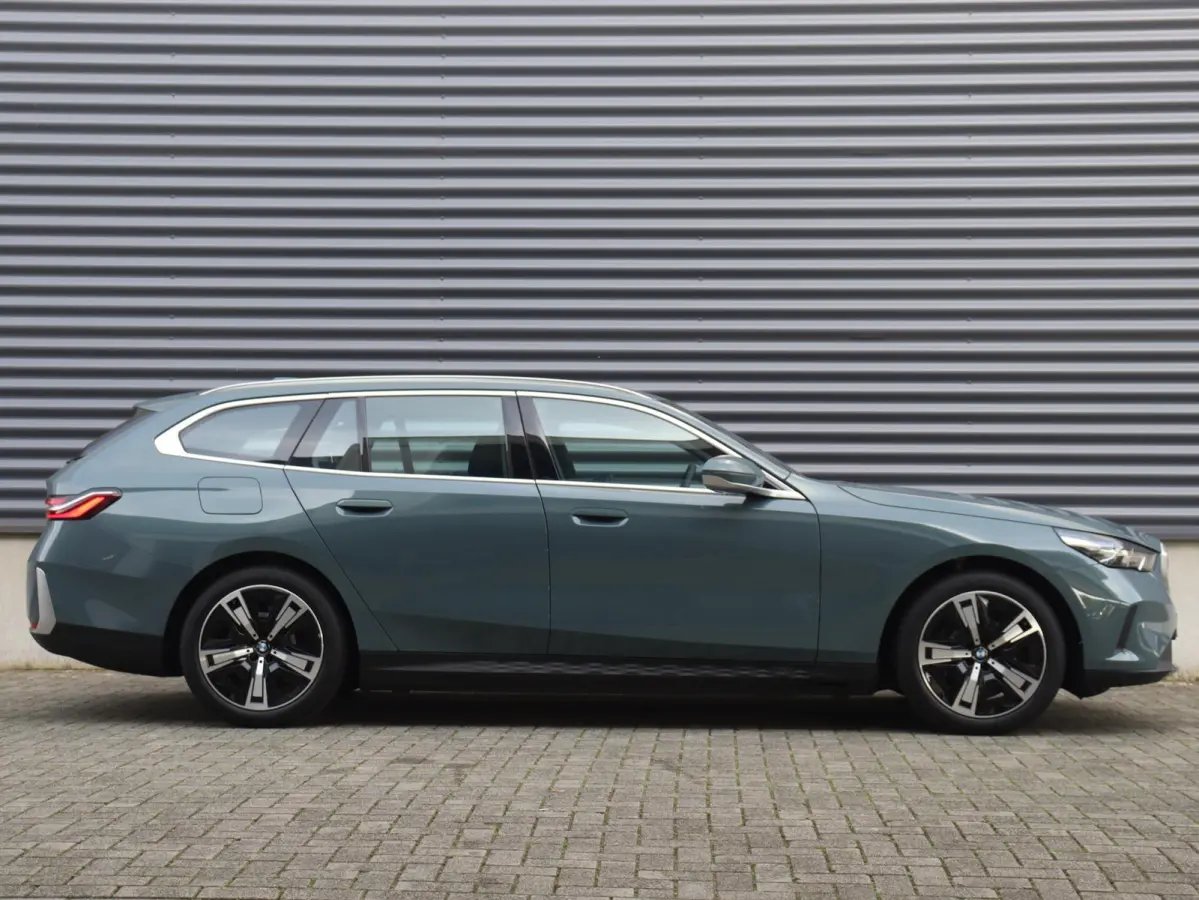 eDrive40 | SoH 98% | Pure Edition | Driving Assistant Plus | Verwarmbare Voorstoelen | Harman Kardon | Camera | Ambiance Verlichting | 19'' LMV