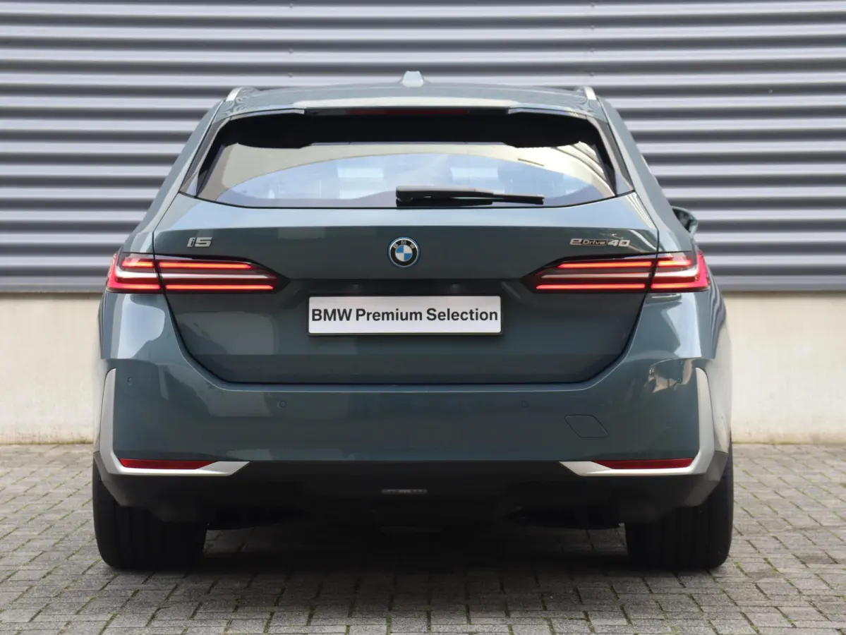 eDrive40 | SoH 98% | Pure Edition | Driving Assistant Plus | Verwarmbare Voorstoelen | Harman Kardon | Camera | Ambiance Verlichting | 19'' LMV