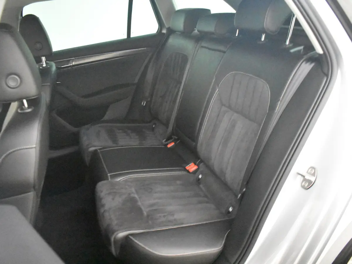 1.4 TSI iV Sportline Business 218PK DSG/AUTO l Elektr. Klep l Achteruitrijcamera | App Connect | Matrix LED l Elektr. Stoel incl Memory l Stoel en stuurverwarming l Cruise contr Adapt | Dode