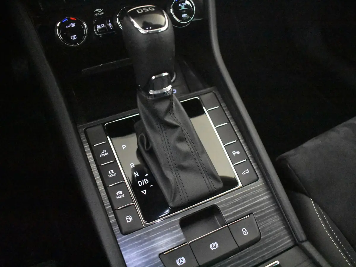 1.4 TSI iV Sportline Business 218PK DSG/AUTO l Elektr. Klep l Achteruitrijcamera | App Connect | Matrix LED l Elektr. Stoel incl Memory l Stoel en stuurverwarming l Cruise contr Adapt | Dode