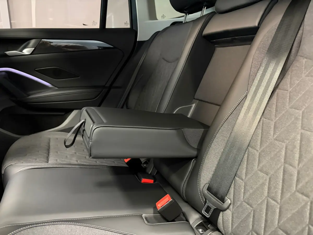 Life Edition 1.5 eHybrid | Vooraad deal | Panoramdak | 18" Napoli Velgen | CarPlay |