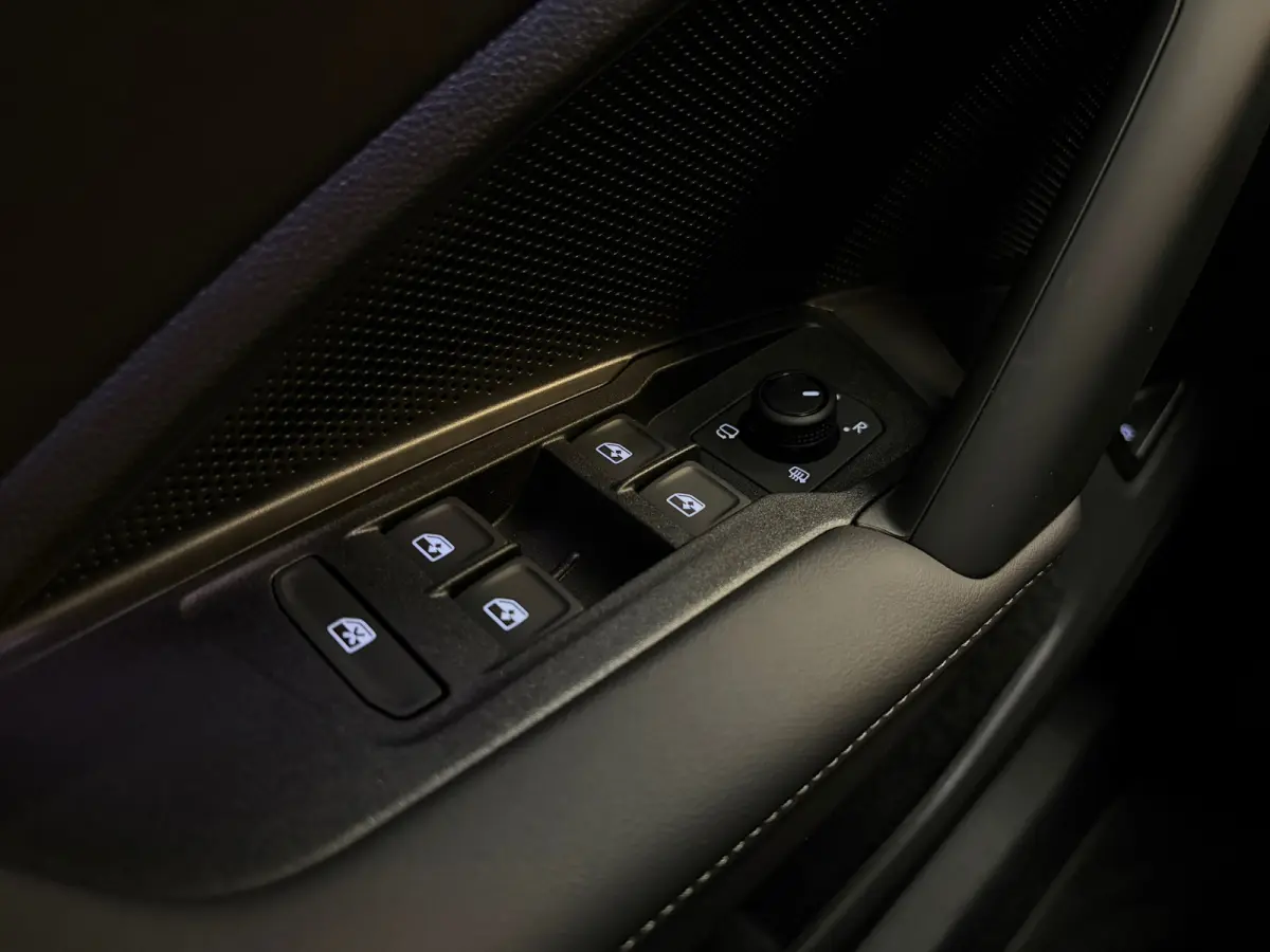 Life Edition 1.5 eHybrid | Vooraad deal | Panoramdak | 18" Napoli Velgen | CarPlay |
