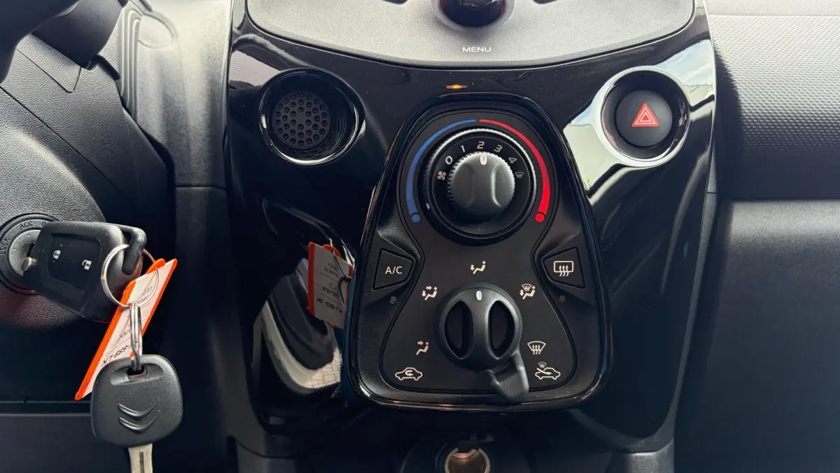 1.0 VTI 72PK 5-DRS FEEL / AIRCO / LED / BLUETOOTH / PACK PREMIUM !!
