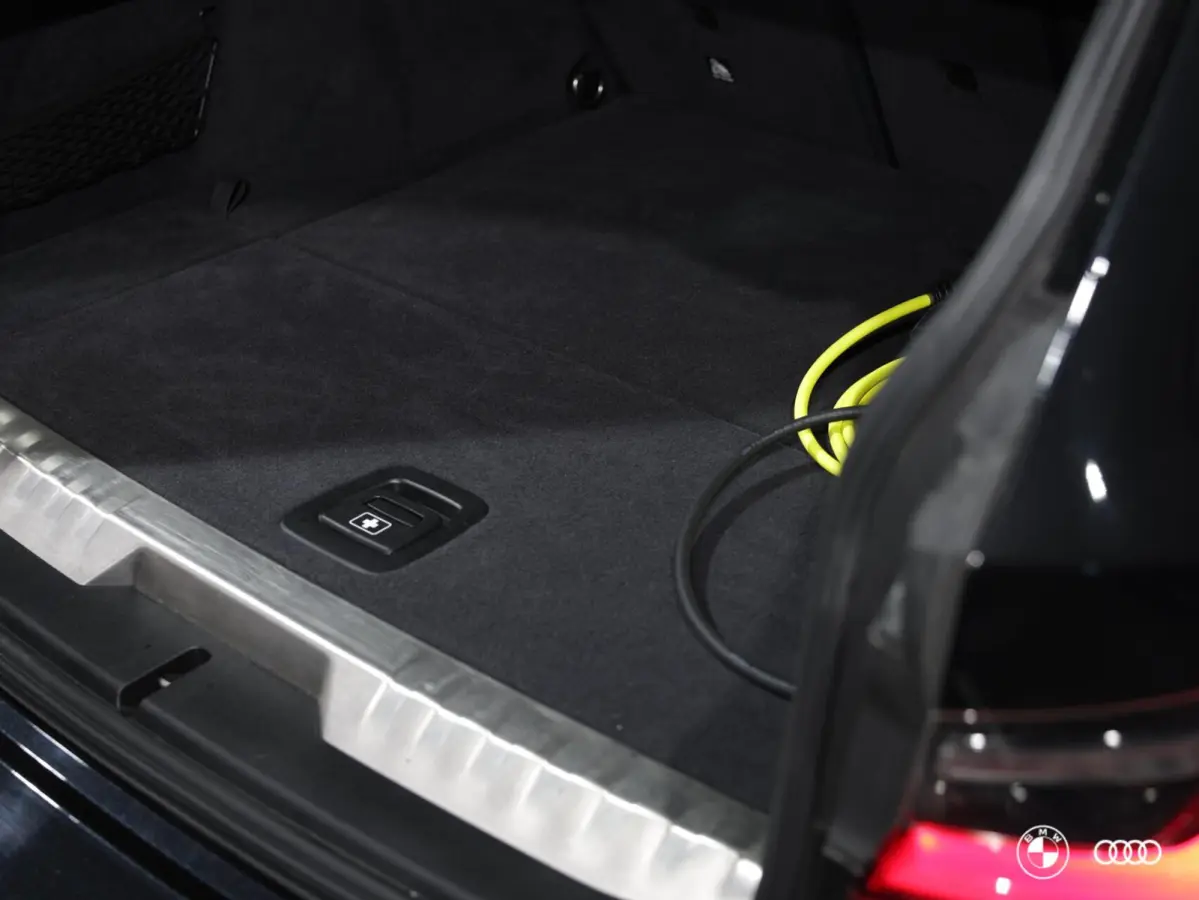 330E M SPORT / KEYLESS ENTRY & START / EL STOELEN MET MEMORY / HIFI / TREKHAAK / 18"