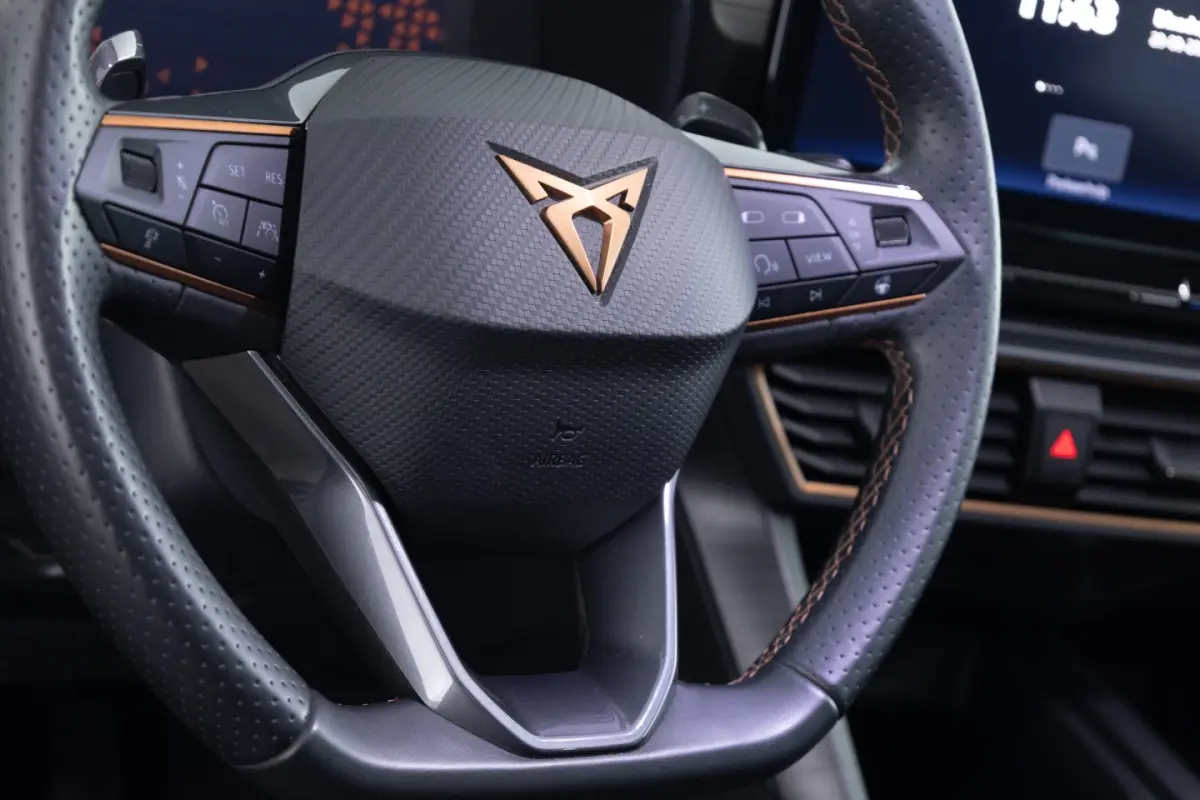 1.4 e-Hybrid Essence | PANORAMADAK | Half LEDER | 19 Inch | PHEV !