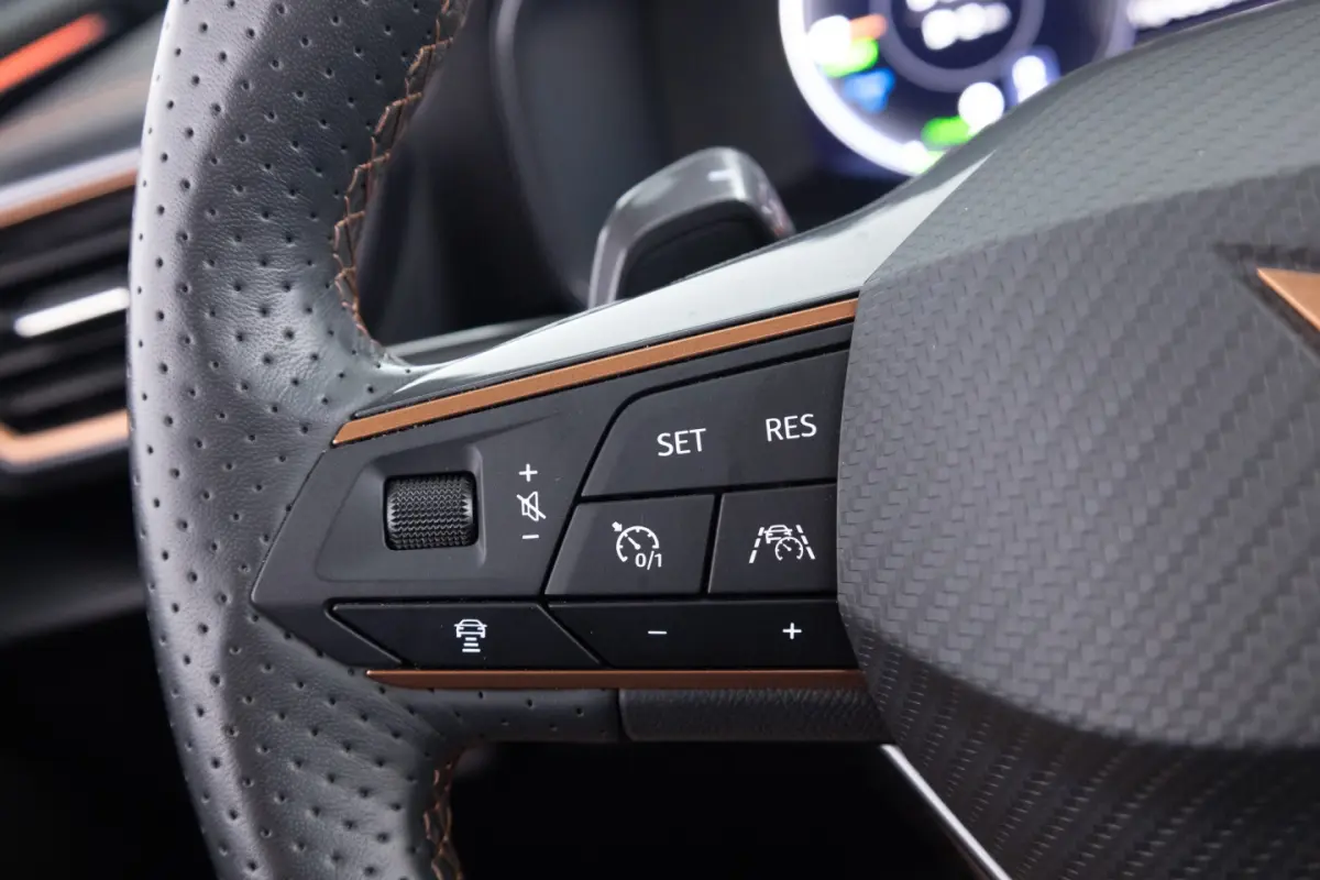 1.4 e-Hybrid Essence | PANORAMADAK | Half LEDER | 19 Inch | PHEV !