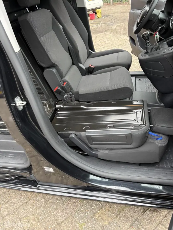 1.5 BlueHDi 102 PK € 16.500 ex /binnenspiegelcamera / airco / FM nav / Carplay / camera 360