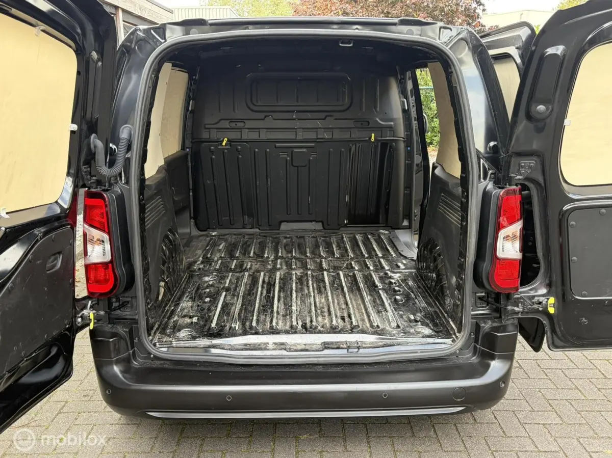 1.5 BlueHDi 102 PK € 16.500 ex /binnenspiegelcamera / airco / FM nav / Carplay / camera 360