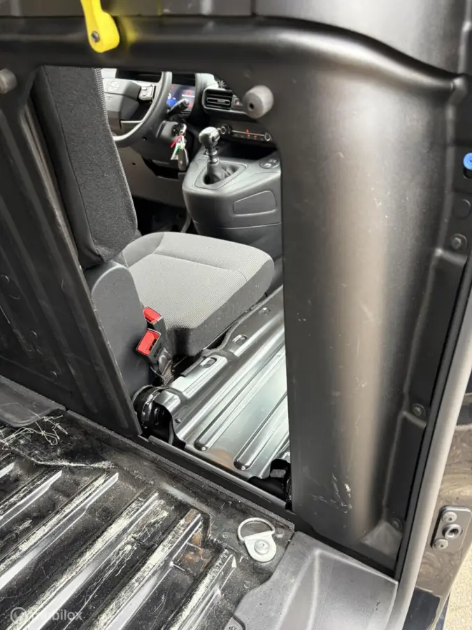1.5 BlueHDi 102 PK € 16.500 ex /binnenspiegelcamera / airco / FM nav / Carplay / camera 360