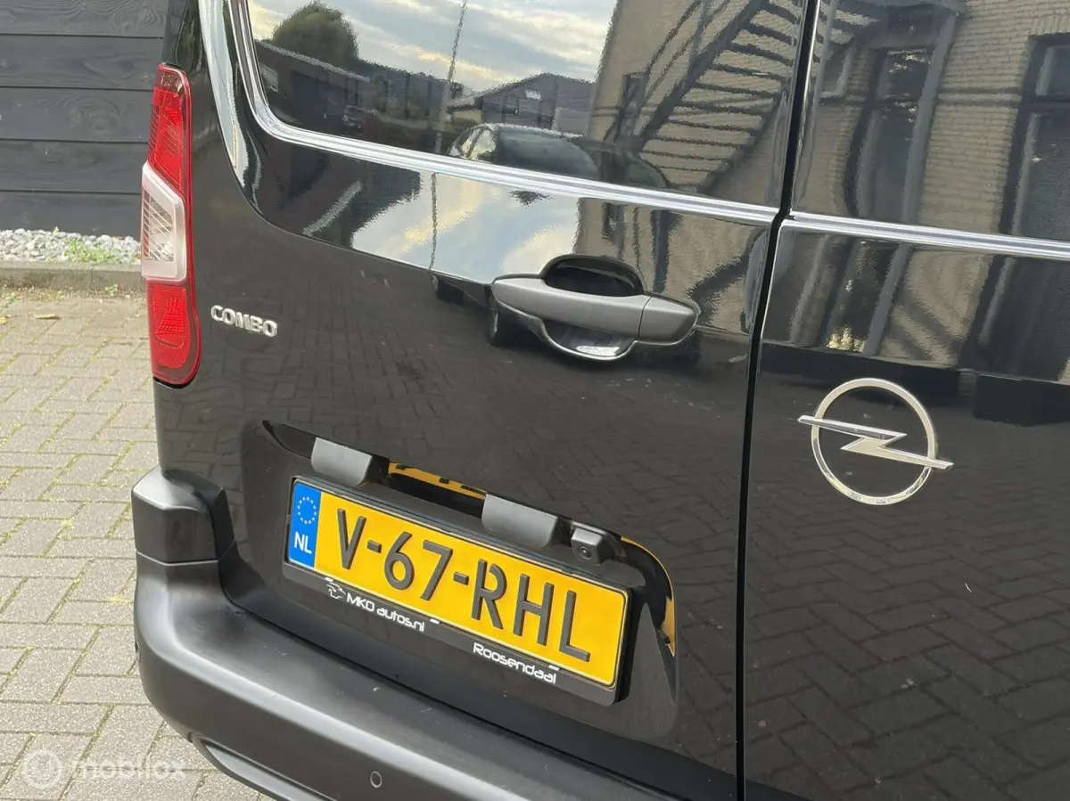 1.5 BlueHDi 102 PK € 16.500 ex /binnenspiegelcamera / airco / FM nav / Carplay / camera 360