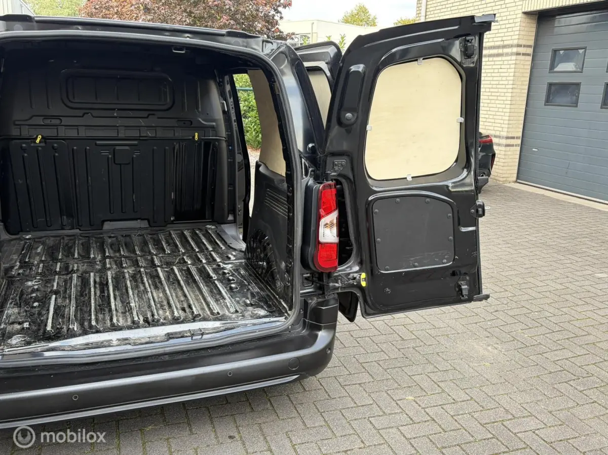 1.5 BlueHDi 102 PK € 16.500 ex /binnenspiegelcamera / airco / FM nav / Carplay / camera 360