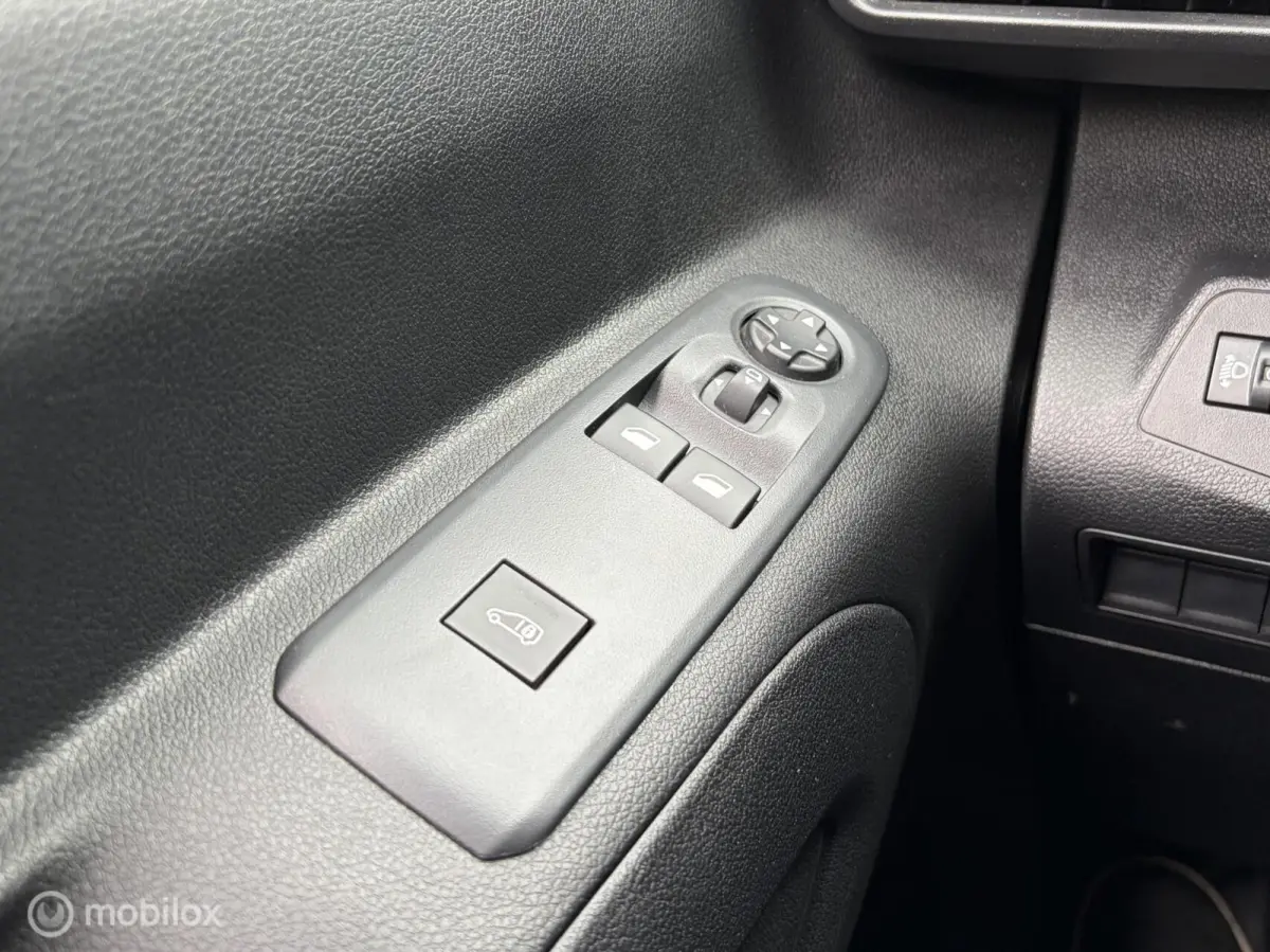 1.5 BlueHDi 102 PK € 16.500 ex /binnenspiegelcamera / airco / FM nav / Carplay / camera 360