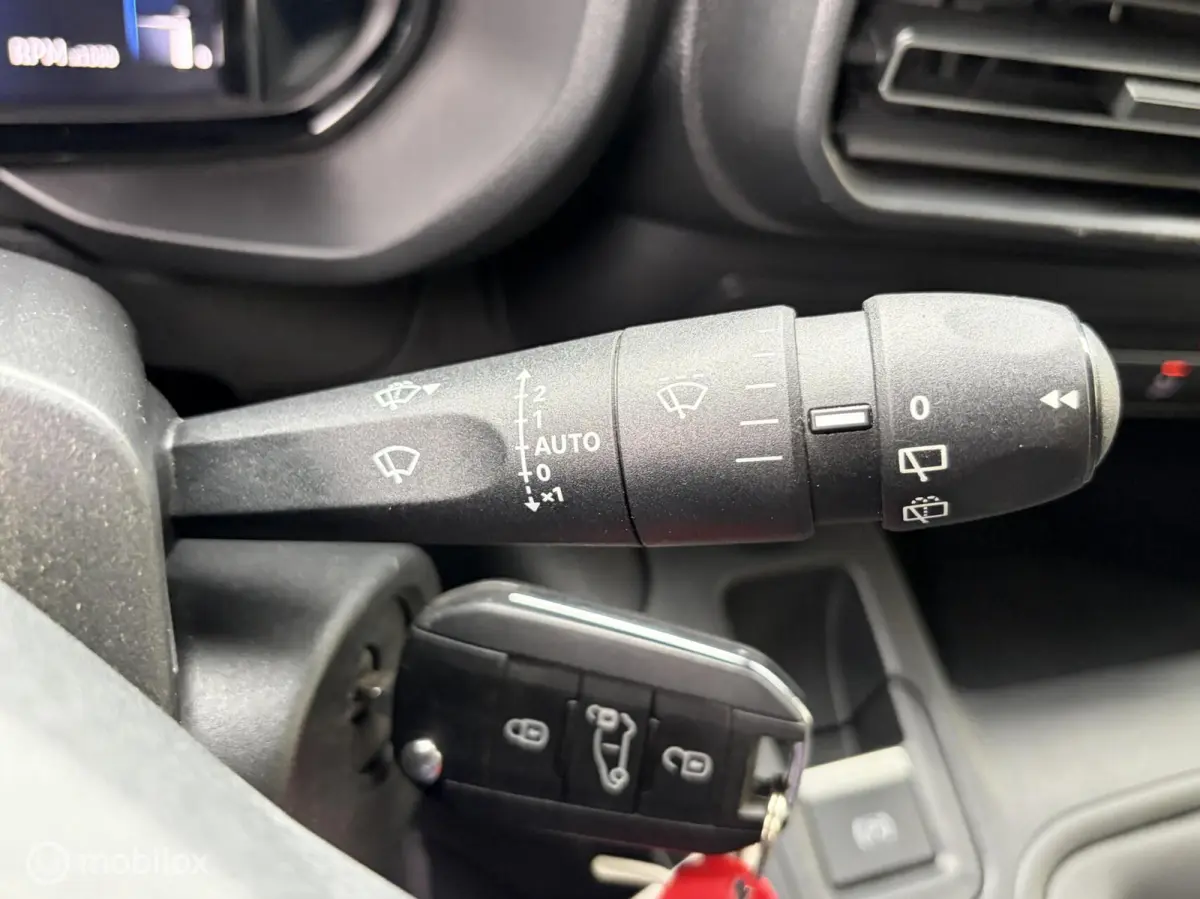 1.5 BlueHDi 102 PK € 16.500 ex /binnenspiegelcamera / airco / FM nav / Carplay / camera 360