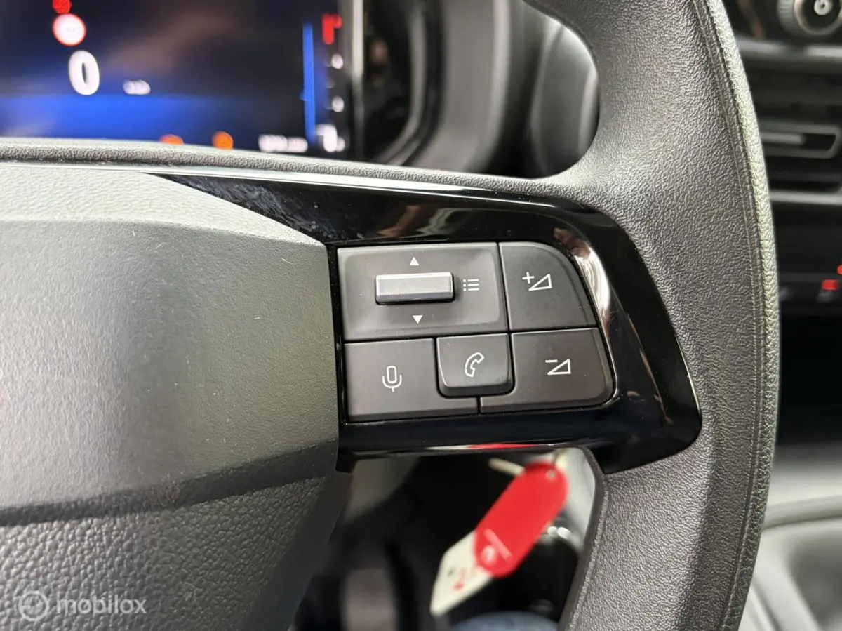1.5 BlueHDi 102 PK € 16.500 ex /binnenspiegelcamera / airco / FM nav / Carplay / camera 360