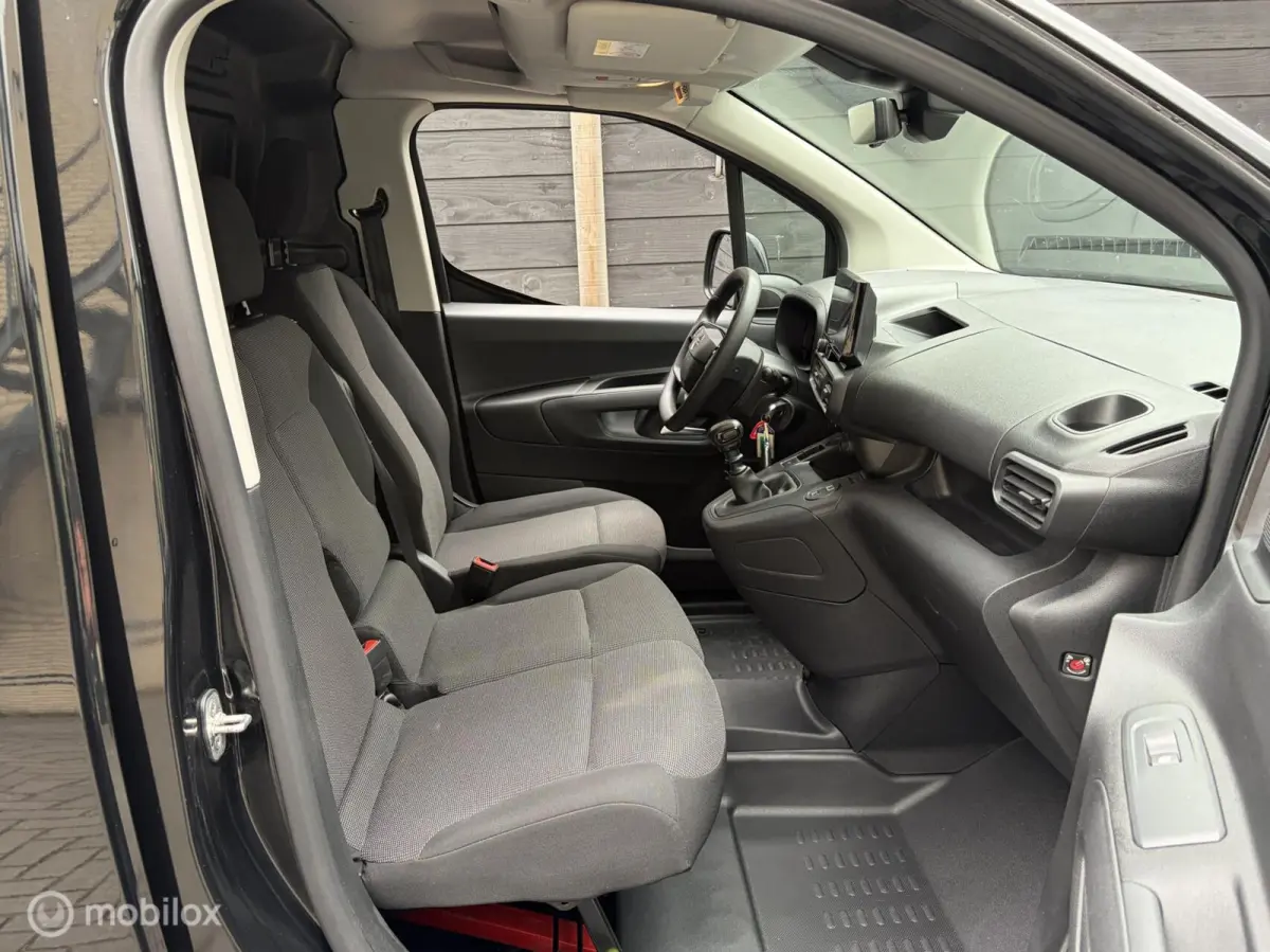 1.5 BlueHDi 102 PK € 16.500 ex /binnenspiegelcamera / airco / FM nav / Carplay / camera 360