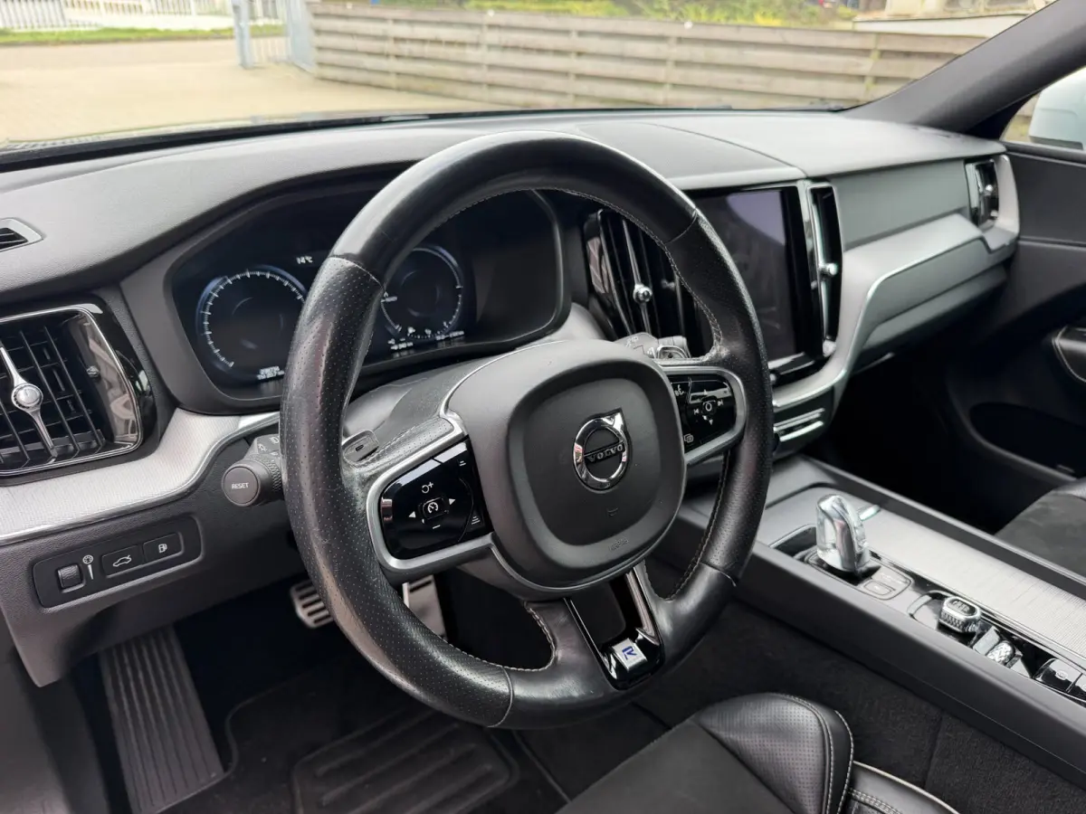 2.0 T8 Twin Engine AWD R-Design / Pano / ACC / SOH 82% / Trekhaak / Top Auto !.