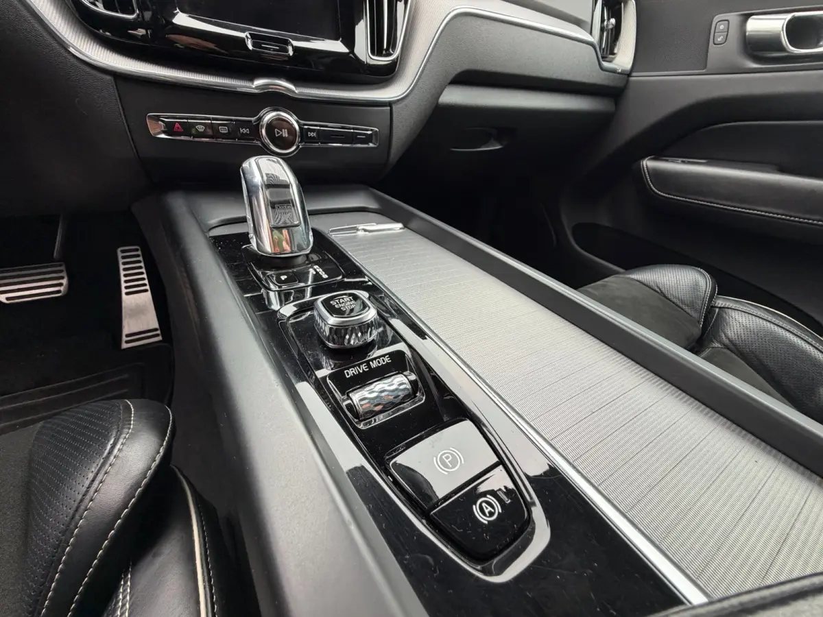 2.0 T8 Twin Engine AWD R-Design / Pano / ACC / SOH 82% / Trekhaak / Top Auto !.