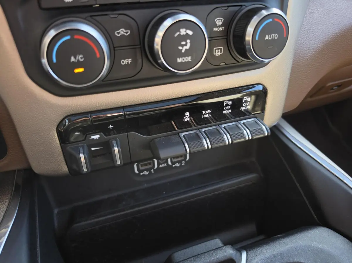 1500 4X4 5.7 V8 Crew Cab Laramie| MARGE! |VOL OPTIES!|LPG!