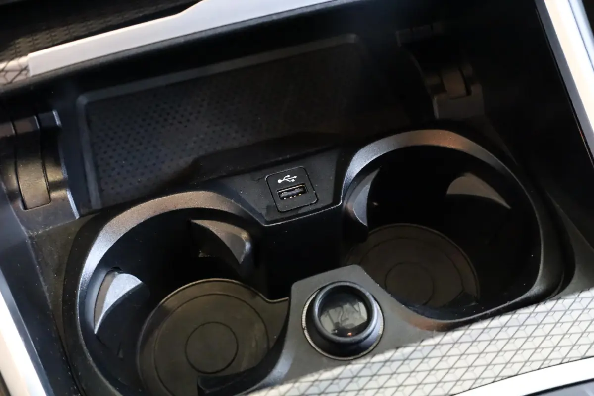 318i | M Sport | Elektrisch Verstelbare Stoelen | Stoelverwarming | HiFi Geluidssysteem | Comfort Access